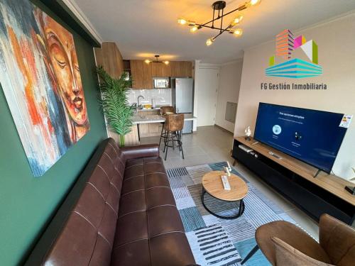 sala de estar con sofá y TV de pantalla plana en NUEVO E IMPECABLE A PASOS DEL MAR, en Antofagasta