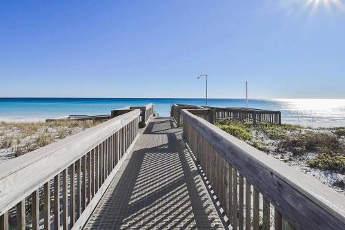 un paseo marítimo hasta la playa con el océano en el fondo en Inlet Reef 102 Destin Condo en Destin