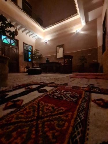 Habitación grande con alfombra grande en el suelo en Riad Dantella, en Marrakech