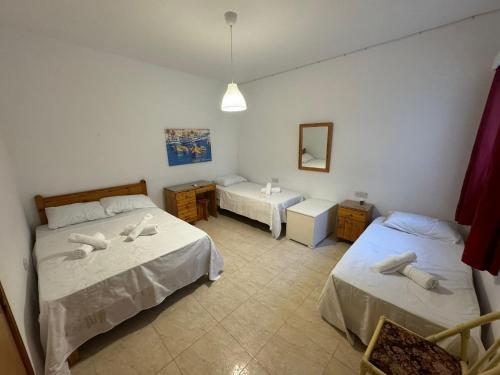 Habitación con 2 camas y lavabo. en Paradise 1 en Żebbuġ