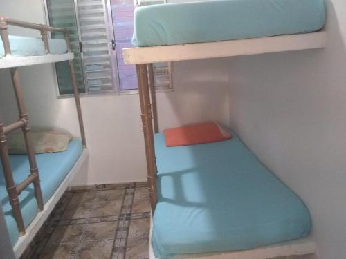 Paz da ilha tesisinde bir ranza yatağı veya ranza yatakları