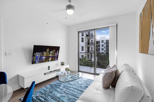 TV a/nebo společenská místnost v ubytování Sleek Doral Retreat 1 Bed Oasis With Free Parking