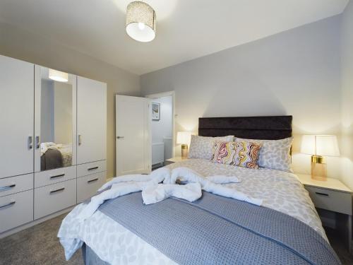 um quarto com uma cama, uma cómoda e um espelho em Mill House, Belfast City Centre em Belfast