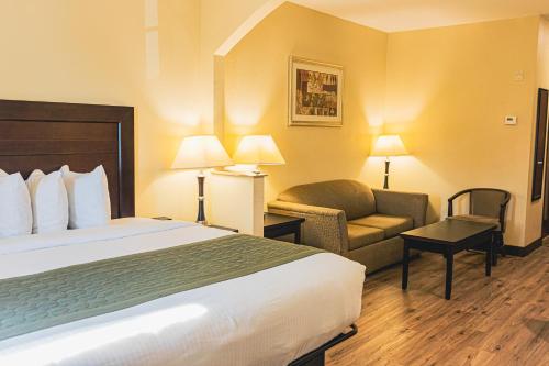 Ein Bett oder Betten in einem Zimmer der Unterkunft Grander Inn & Suites