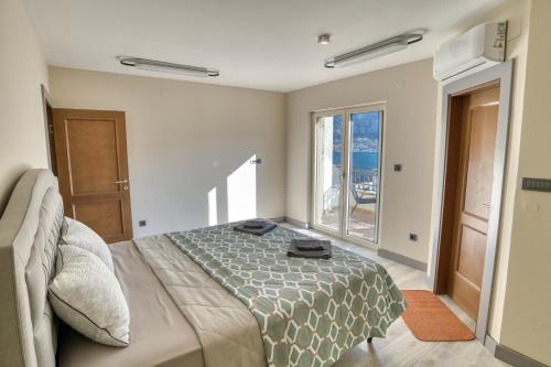 Luxurious 3-Bedroom Apartment tesisinde bir odada yatak veya yataklar