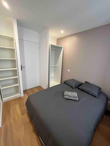 une chambre avec un grand lit dans une pièce dans l'établissement Appartement Saint-Etienne hyper centre, à Saint-Étienne