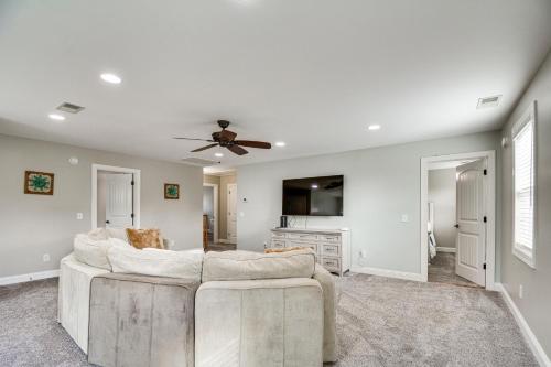 TV/Unterhaltungsangebot in der Unterkunft Spacious Home with Fireplace - Near Pinehurst Golf!