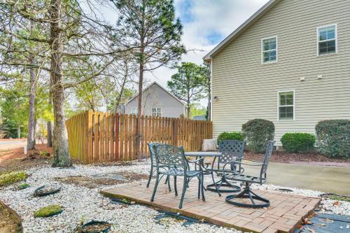 Ein Garten an der Unterkunft Spacious Home with Fireplace - Near Pinehurst Golf!