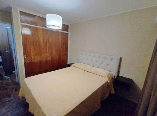 a bedroom with a white bed in a room at departamento en Cordoba 1 Dormitorio nueva Córdoba in Cordoba