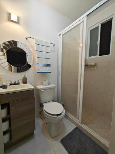 Paraíso Teques, Casa entera con acceso al lagoにあるバスルーム