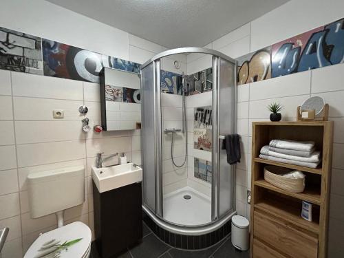 a bathroom with a shower and a toilet and a sink at Gemütliches helles Apartment im Zentrum von Bayreuth in Bayreuth
