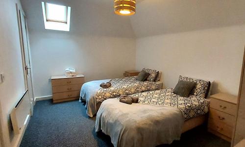ein Hotelzimmer mit 2 Betten und einem Fenster in der Unterkunft Large 2 bed flat in Bolton in Farnworth