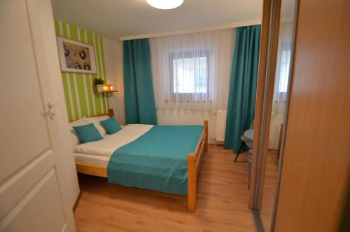 niewielka sypialnia z łóżkiem i oknem w obiekcie Pokoje Premium w mieście Karpacz