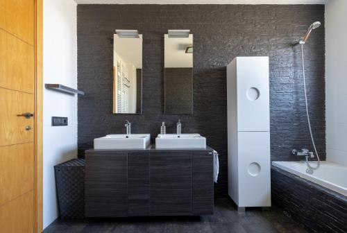 a bathroom with two sinks and a tub at Descubre Villa Oasis - Confort, diseño y naturaleza a un paso de Valencia in Chiva