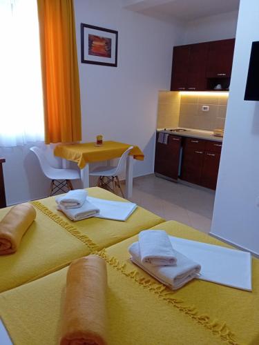 Duas camas numa cozinha com toalhas em Apartments Krapina Lux em Budva