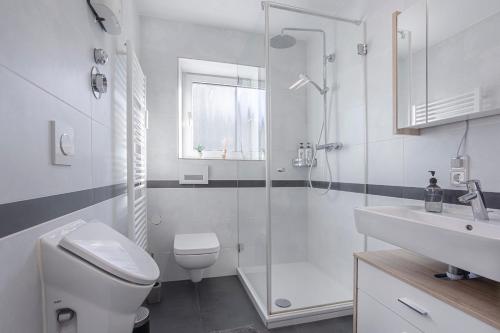 La salle de bains est pourvue d'une douche, de toilettes et d'un lavabo. dans l'établissement Cloud9 Kitchen Balcony WiFi Uniklinik good transport connections, à Augsbourg