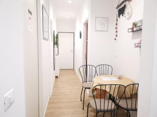 a small dining room with a table and chairs at Casa di Kaixin in Mestre