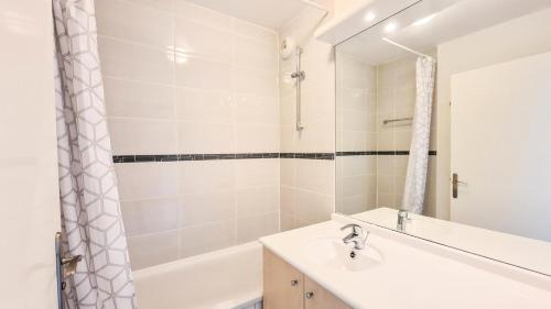 ein Badezimmer mit einem Waschbecken, einer Badewanne und einer Dusche in der Unterkunft Résidence Les Pleiades - 2 Pièces pour 6 Personnes 794 in Magland