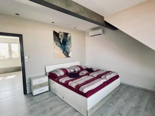 um quarto com uma cama grande num quarto em Apartmán U Trati em Mikulov