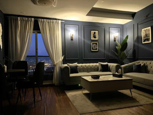 un soggiorno con divano e tavolo di Royal Reside a Rawalpindi
