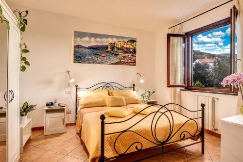 マッサ・ルブレンセにあるCasa Pollioのベッドルーム(ベッド1台、窓付)