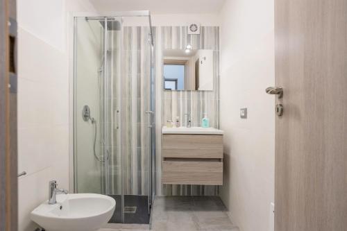 un bagno con doccia, lavandino e WC di Case Billeci Casa Verde a Palermo