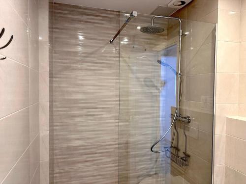 W łazience znajduje się prysznic ze szklanymi drzwiami. w obiekcie Acapulco Playa 302 Apartments Casasol w mieście Nerja
