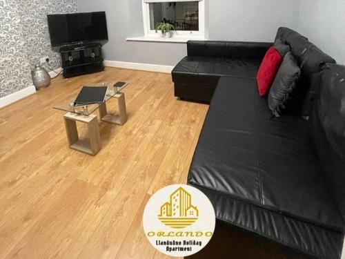 Ruang duduk di Orlando Llandundo Apartment
