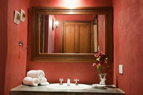 bagno con lavandino e specchio di La Caledonia Cabañas Boutique a Sierra de la Ventana