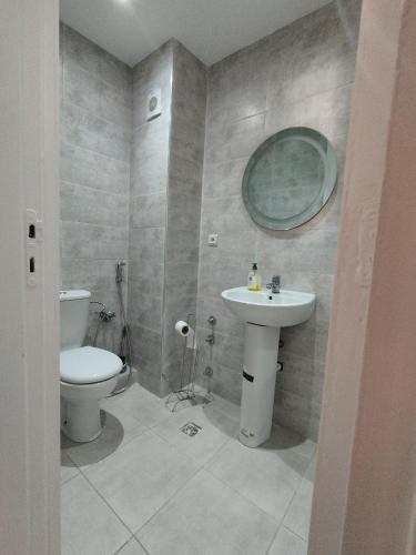 La salle de bains est pourvue de toilettes et d'un lavabo. dans l'établissement Mesnana golf, à Tanger