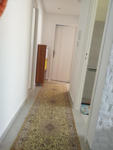 un couloir vide avec un tapis au sol dans l'établissement Mesnana golf, à Tanger