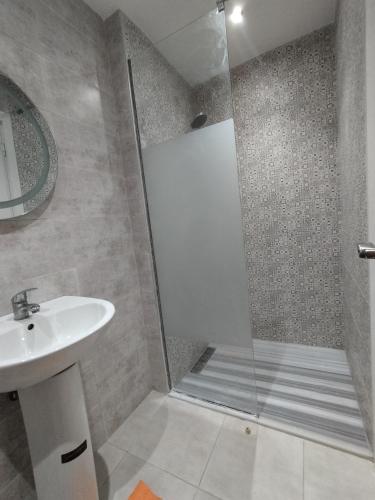 La salle de bains est pourvue d'une douche et d'un lavabo. dans l'établissement Mesnana golf, à Tanger