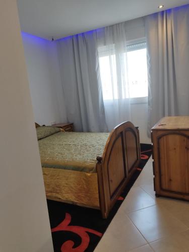 - une chambre avec un lit et une fenêtre dans l'établissement Mesnana golf, à Tanger