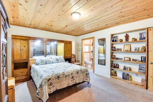 1 dormitorio con cama y techo de madera en Rustic Jefferson Retreat with Fire Pit Near Athens!, en Jefferson