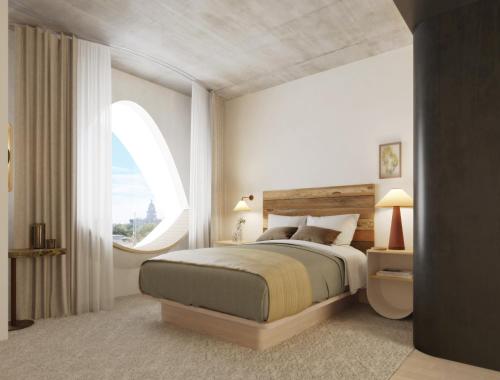 1 dormitorio con cama y ventana grande en Populus, en Denver