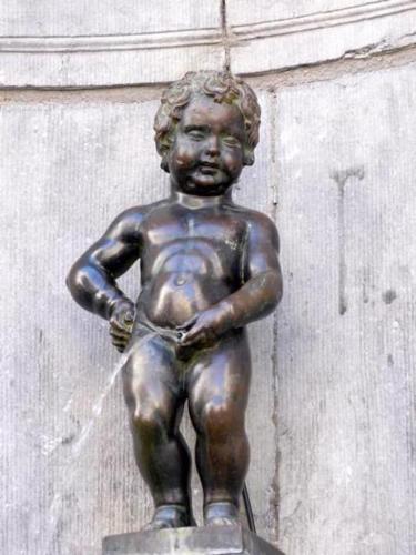 a bronze statue of a boy holding a clock at Station 64 B2 Charleroi-Airport in Charleroi