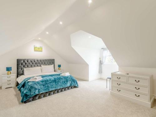um quarto branco com uma cama e uma cómoda branca em 4 bed in Thirsk 82823 em Carthorpe