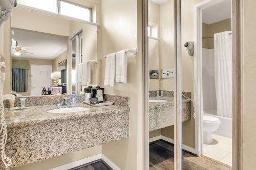 a bathroom with two sinks and a toilet at Scottish Fairway Inn in Monterey