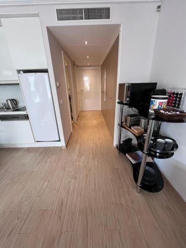 un pasillo de una oficina con suelo de madera dura en New - cosy & nice Apartment in Palais Miramar, en Cannes