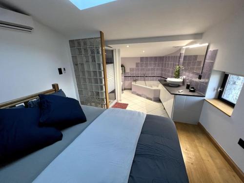 - une chambre avec un grand lit et une salle de bains dans l'établissement Maison de ville, à Châteauneuf-du-Rhône