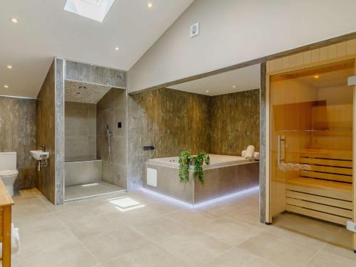 y baño grande con bañera y ducha. en 3 Bed in Mundesley 86635 en Mundesley