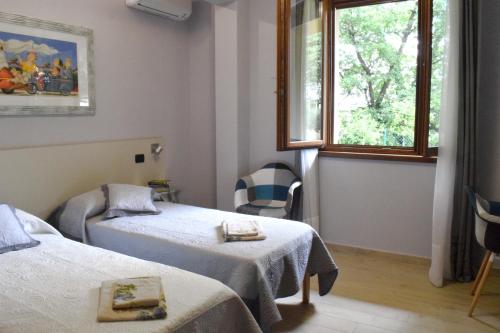 Zimmer mit 2 Betten und einem Fenster in der Unterkunft Podere Saranna in Pescia