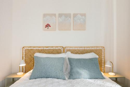 1 dormitorio con 1 cama con almohadas azules y 2 lámparas en Revelstoke Alpine Retreat - RARE One-Bedroom Condo en Revelstoke