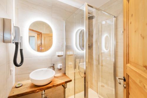 ein Bad mit einem Waschbecken und einer Dusche in der Unterkunft Hotel Zum Pfeiffer in Radebeul