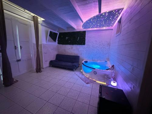 加里波利的住宿－LE DIMORE CENTRO，一间带水槽的浴室和一张沙发