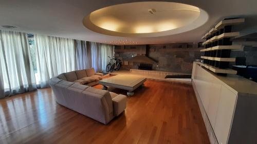 645 Hostel في ميندوزا: غرفة معيشة مع أريكة وطاولة