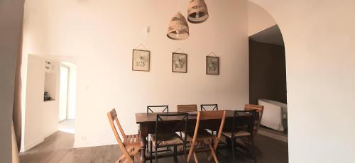 comedor con mesa y sillas en Maison provençale, jardin arboré et terrasses proche Grignan 8-10pers, en Réauville