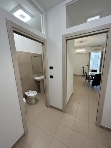 uma casa de banho com um WC e um lavatório em Typical one bedroom apartment in Turin center em Turim