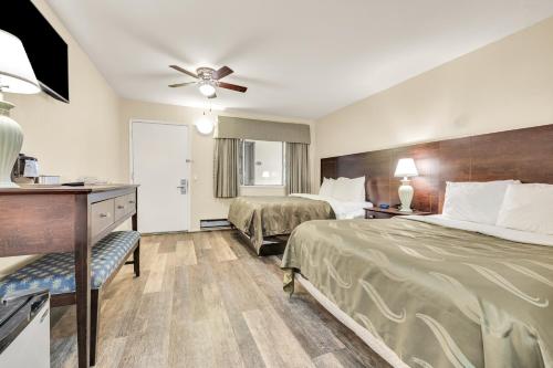 Ένα ή περισσότερα κρεβάτια σε δωμάτιο στο Scottish Fairway Inn