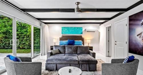 Χώρος καθιστικού στο Miami's Exclusive Lagoon Villa
